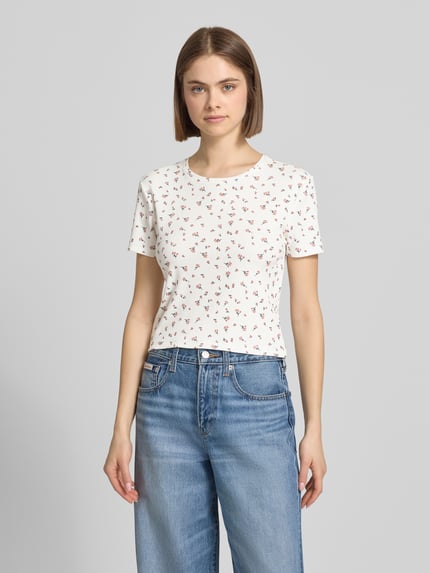Modelka nosi Regular Fit T-Shirt aus Baumwoll-Mix Modell 'FENJA' od Only, bawełna, biały z nadrukiem motywów, widok całej sylwetki z przodu