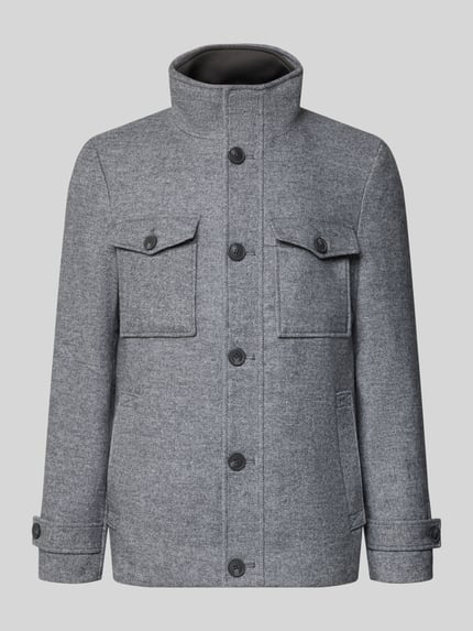 Produktfoto, Jacke im 2-in-1-Look von Christian Berg Men, grau melierter Material-Mix mit Woll-Anteil, Knopfleiste und Brusttaschen.