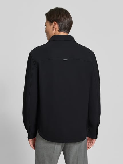 Männermodel trägt zwart overshirt met Kentkraag, borstzak en labeldetail van Antony Morato, materiaalmix met stretch, regular fit, geheel achteraanzicht.