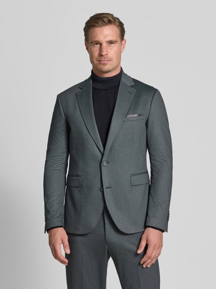 Männermodel trägt Regular Fit Sakko mit Viskose-Anteil Modell 'Data' von CINQUE in Grau, feine Struktur, Reverskragen, Ganzkörperansicht von vorne.