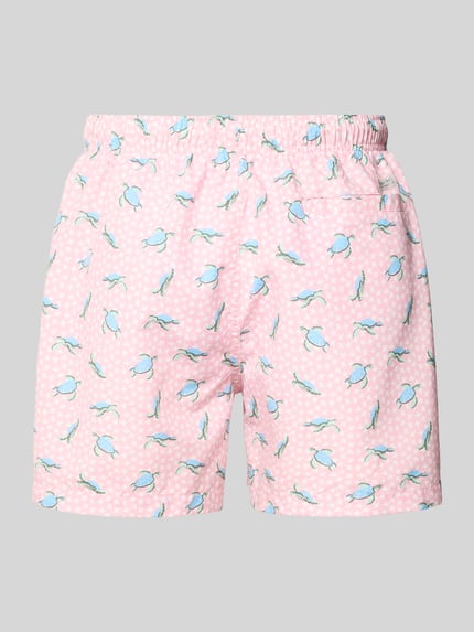 Produktfoto, Badehose mit Gesäßtasche und Label-Patch von MCNEAL in Rosa mit blau-grünen Fischmotiven, elastischer Bund mit Kordelzug, Loose-Fit, Gesäßleistentasche, glatte Textur