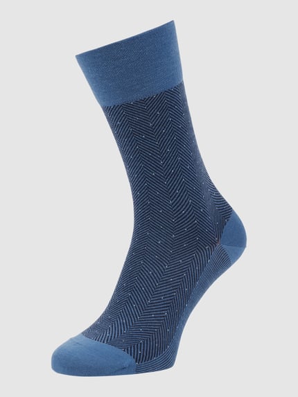 Produktfoto, Socken mit Label-Print von Falke in Blau mit feinem Fischgrätmuster, körpernaher Schnitt, gerippter Abschluss, Schurwoll-Mix.