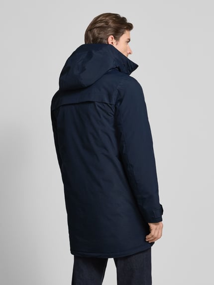 Männermodel trägt Herren Parka mit Kapuze, Pattentaschen und Ärmelriegel, Modell 'AIDEN' von Didriksons, Regular Fit, dunkelblau, Ganzkörperansicht Rückansicht. Rückenlänge 92 cm, Schulterbreite 47 cm, Brustweite 56 cm, Ärmellänge 69 cm.