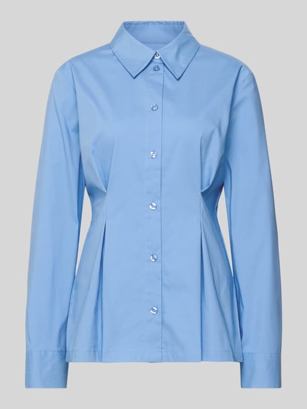 Produktfoto, hellblaue Damen Hemdbluse aus Baumwoll-Mix Modell 'Zopy' von Gestuz, taillierte Passform, Hemdblusenkragen, Langärmelig, durchgängige Knopfleiste, Sportmanschetten, glatte strukturierte Oberfläche