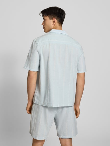 Männermodel trägt Regular Fit Freizeithemd aus Baumwoll-Leinen-Mix mit Reverskragen von REVIEW, hellblau, Struktur-Look, Ganzkörperansicht Rückansicht.