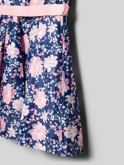 Productfoto, Jurk met strikceintuur van DANAMADE, A-lijn, all-over look met roze bloemen op donkerblauw, gladde textuur