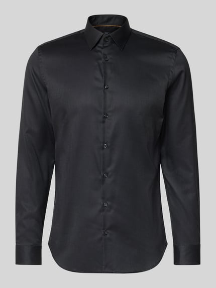 Produktfoto, schwarzes Slim Fit Businesshemd in Premiumqualität von Jake*s aus Two Ply Baumwolle mit Allover-Muster und Kentkragen.