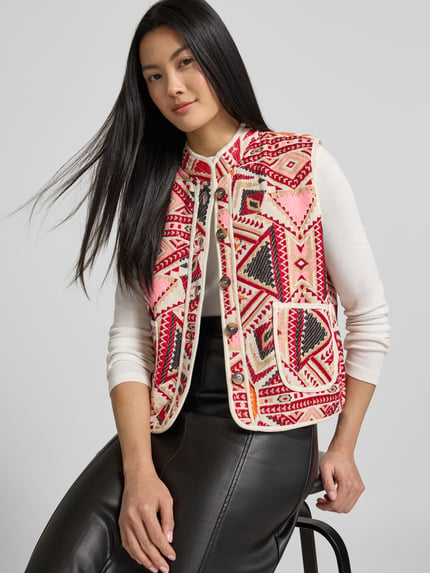 Vrouwenmodel draagt Weste met Stehkragen Modell 'Cairo' van LOLLYS LAUNDRY, katoenmix, rechte snit, knoopsluiting, zijzakken, vooraanzicht bovenlichaam.