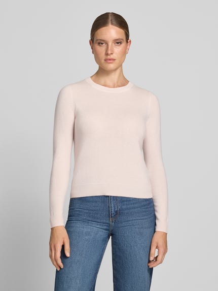 Frauenmodel trägt Slim Fit Strickpullover aus reinem Kaschmir von Christian Berg Woman in Hellrosa, schlichte Struktur, Ganzkörperansicht von vorne.