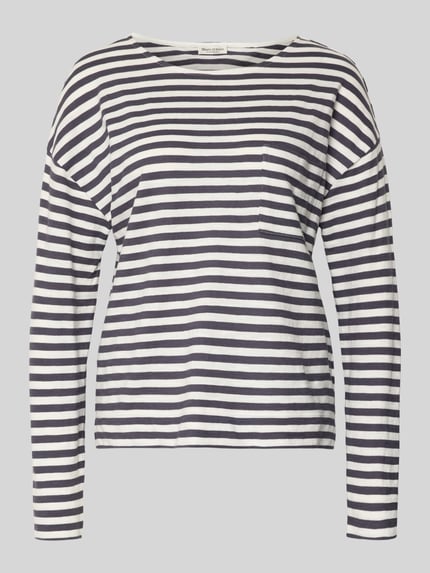 Produktfoto, Relaxed Fit Langarmshirt aus reiner Baumwolle von Marc O'Polo, Optik: Allover-Muster, gestreift in Schwarz-Weiß, U-Boot-Ausschnitt, Langarm, mit Seitenschlitzen.