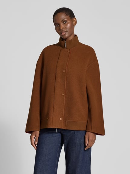 Modelka kobieca nosi Regular Fit Blouson aus Woll-Mix od MM by Max Mara, brązowy, prosty krój, lekka struktura, widok całej sylwetki z przodu, damska bomberka / bluzon.