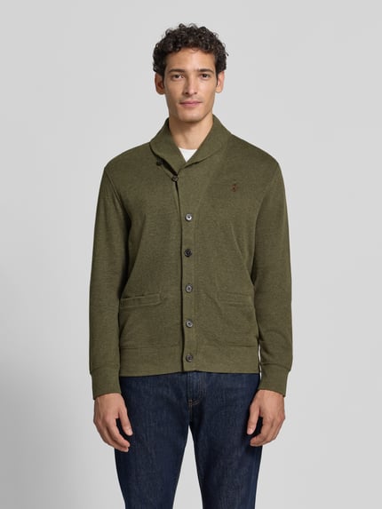 Männermodel trägt olivgrüne Regular Fit Strickjacke aus Baumwoll-Mix von Polo Ralph Lauren, dezente Struktur, Ganzkörperansicht von vorne. Herren Strickjacke von Polo Ralph Lauren