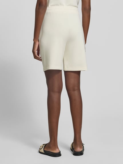 Frauenmodel trägt Top aus Modal-Mix mit Rundhalsausschnitt von Rich & Royal, Damen, Regular-Fit, Stretch-Anteil, Ganzkörperansicht Rückansicht.