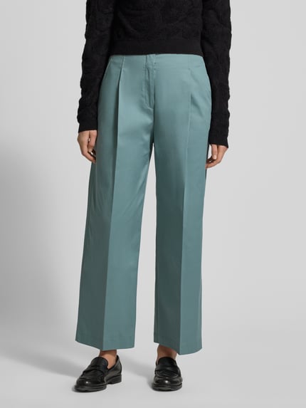 Vrouwenmodel draagt Straight Leg Bundfaltenhose aus Baumwoll-Mix Modell 'TULOTTA' van BOSS, uni, high waist, wide leg, detailopname voorkant.