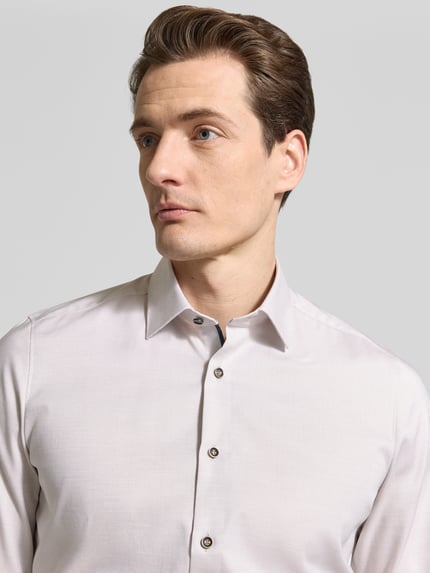 Männermodel trägt Body Fit Business-Hemd mit Kentkragen von OLYMP Level Five, Baumwoll-Elasthan-Mix, Nahaufnahme Oberkörper.