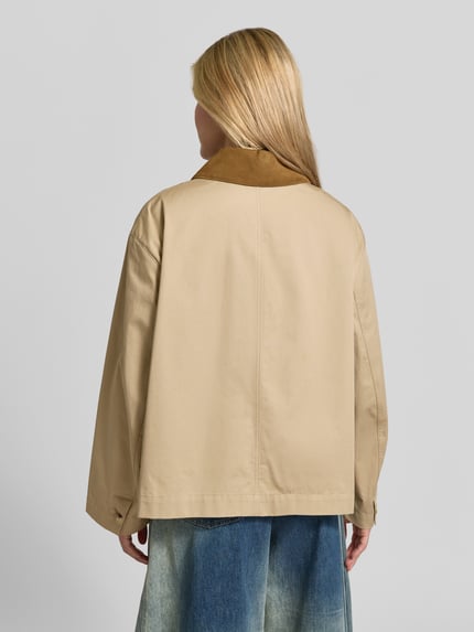 Frauenmodel trägt Funktionsjacke mit kontrastierendem Kragen von Joseph in Beige, lange Ärmel, aufgesetzte Seitentasche, Ganzkörperansicht Rückansicht.
