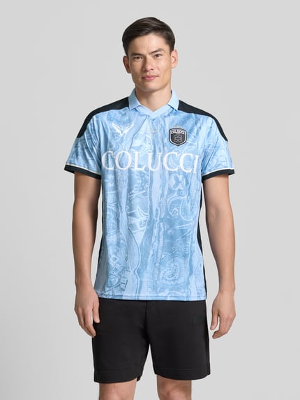 Männermodel trägt Slim Fit T-Shirt mit Label-Print von COLUCCI in Hellblau mit Polokragen, dezente Muster, Vorderansicht, Ganzkörperansicht von vorne. Rückenlänge bei Größe M beträgt 72 cm.