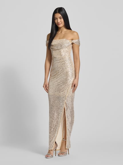 Frauenmodel trägt Cocktailkleid mit Paillettenbesatz von Lipsy, taillierter Schnitt, Square-Neck, goldene Töne, Ganzkörperansicht von vorne.