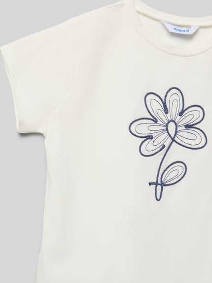Produktfoto, T-Shirt mit floralem Stitching von Mayoral, cremeweiß, florales blaues Stickmuster, Baumwoll-Elasthan-Mix, Rundhalsausschnitt
