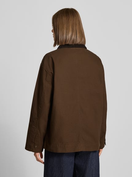 Frauenmodel trägt Regular Fit Jacke aus reiner bawełna Modell 'Zaga' od JJXX, imitacja sztruksu, nakładane kieszenie, kolor brązowy, Ganzkörperansicht Rückansicht.