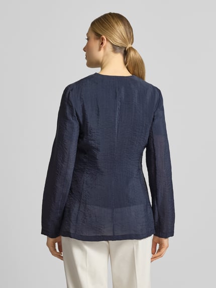 Frauenmodel trägt Slim Fit Blazer mit Knopfverschluss von Emporio Armani im Lyocell-Mix, Crinkle-Optik, dunkelblau, Ganzkörperansicht Rückansicht. Rückenlänge bei Größe 36: 66 cm, Brustweite: 43 cm, Ärmellänge: 63 cm.