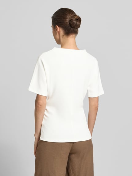 Kobiece model nosi damski t-shirt z mieszanki wiskozy z dodatkiem streczu, prosty krój, model 'Kavora' od Someday, okrągły dekolt, fakturowany wzór, długość tyłu w rozmiarze 36: 62 cm, całkowity widok z tyłu.