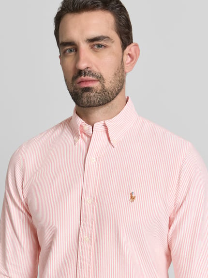 Männermodel trägt Freizeithemd mit Knopfleiste von Polo Ralph Lauren, Reine Baumwolle, Regular-Fit, Button-Down-Kragen, Label-Stitching, Nahaufnahme Oberkörper.