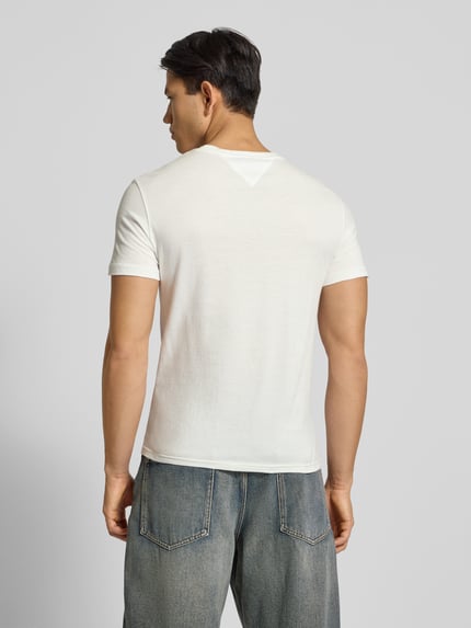Männermodel draagt Slim Fit T-shirt uit pure katoen in 2er-pack van Tommy Jeans, look: effen, logodetail, jersey, korte mouw, rugaanzicht.