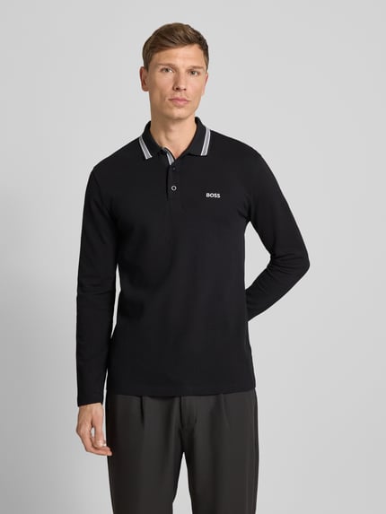 Männermodel trägt Regular Fit Poloshirt aus reiner Baumwolle Modell 'PLISY' von BOSS Green, Optik: Unifarben, Ganzkörperansicht von vorne.