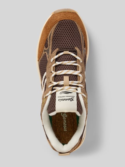 Produktfoto, Sneaker mit Label-Patch von Genesis in Braun mit strukturierter Sohle, abgerundete Form, Schnürverschluss, Draufsicht