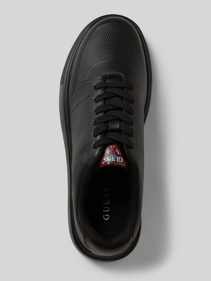 Produktfoto, Sneaker mit Schnürverschluss Modell 'PLEZIA' von Guess in Schwarz, abgerundete Spitze, Label-Detail, strukturierte Sohle, Absatzhöhe 4 cm, Schafthöhe 7 cm, Schaftweite 7 cm.