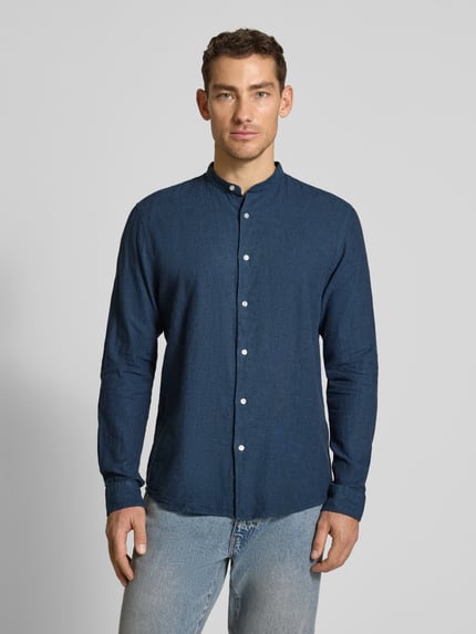 Männermodel trägt Regular Fit Freizeithemd aus Leinen-Baumwoll-Mix von MCNEAL, dunkelblau, Stehkragen, Knopfleiste, Ganzkörperansicht von vorne. Rückenlänge 76 cm, Schulterbreite 48 cm, Ärmellänge 67 cm bei Größe M.