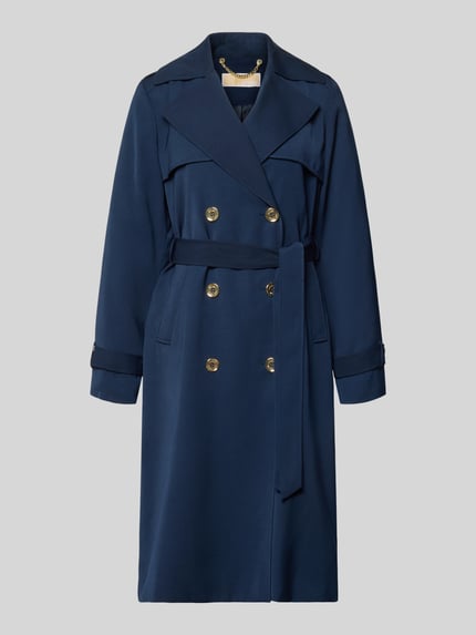 Produktfoto, dunkelblauer Zweireihiger Trenchcoat mit Bindegürtel von MICHAEL Michael Kors, glatte Textur, goldfarbene Knöpfe, Damen Regular-Fit, Reverskragen, Rückenlänge bei Größe S 47 cm, Schulterbreite 40 cm, Brustweite 50 cm, Ärmellänge 63 cm.