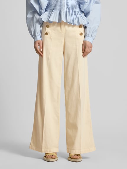 Frauenmodel trägt Wide Leg Hose mit Bügelfalten Modell 'Bridget' von SEDUCTIVE, Leinen-Baumwoll-Mix, cremefarben, Ganzkörperansicht von vorne.