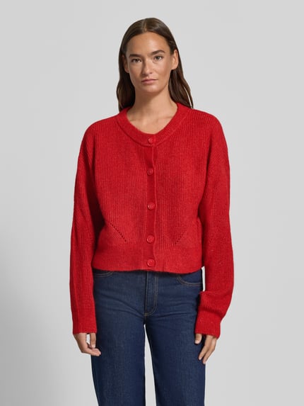 Frauenmodel trägt leuchtend rote Regular Fit Strickjacke aus Alpaka-Woll-Mix Modell 'C_Fernad' von BOSS Orange, grobe Textur, Ganzkörperansicht von vorne. Damen Strickjacke von BOSS Orange.