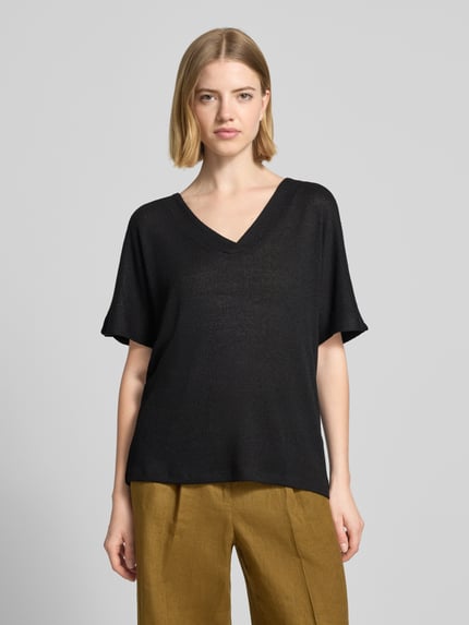 Frauenmodel trägt Strickshirt mit V-Ausschnitt Modell 'Delia' von Soyaconcept, Damen, Viskose-Mix mit Stretch-Anteil, Relaxed-Fit, schwarze Textur, Rückenlänge bei Größe S: 60 cm, Ganzkörperansicht von vorne.