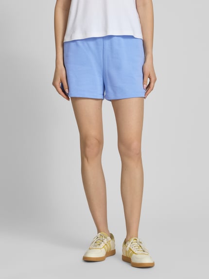 Mädchen trägt Regular Fit Sweatshorts aus bawełnianego miksu Modell 'CHILLI' von Pieces, kolor jednolity, widok całej sylwetki z przodu.
