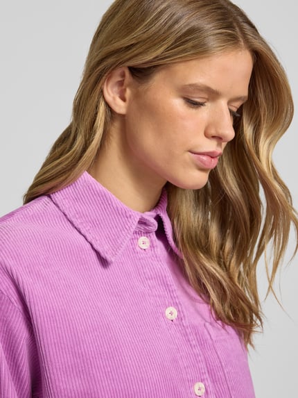 Frauenmodel trägt Relaxed Fit Langarmbluse aus Baumwoll-Mix von Marc O'Polo in Hellviolett mit feiner Rippenstruktur, Nahaufnahme Oberkörper, Damen Langarmbluse von Marc O'Polo DENIM.