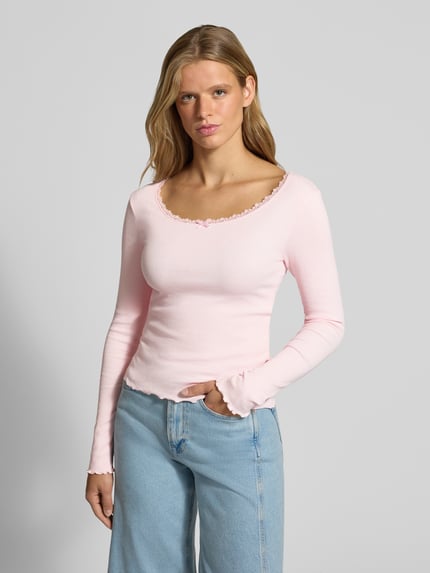 Frauenmodel trägt Longsleeve mit Spitzenbesatz und Rundhalsausschnitt von REVIEW, Slim Fit, Ripp-Optik, rosa, Nahaufnahme Oberkörper.