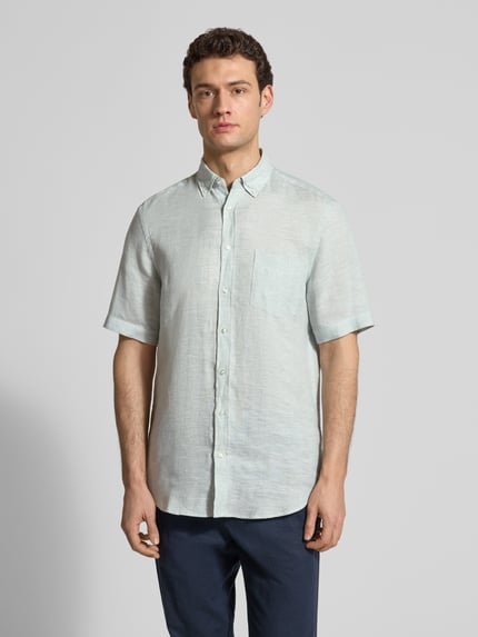 Männermodel trägt Regular Fit Freizeithemd aus Leinen von Christian Berg Men in Hellgrün mit Brusttasche, Knopfleiste, Ganzkörperansicht von vorne.