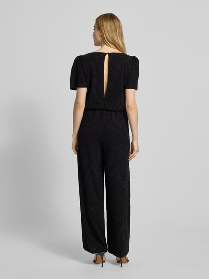 Frauenmodel trägt schwarzen Jumpsuit mit V-Ausschnitt Modell 'zoe' von Vila, lockerer Schnitt, Schlüsselloch-Ausschnitt, Ganzkörperansicht Rückansicht.