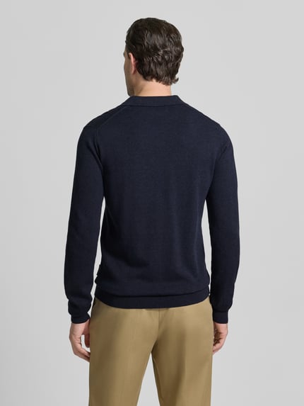 Männermodel trägt Regular Fit Longsleeve aus Lyocell-mix Modell 'Bells' von Casual Friday in donkerblauw, strijktextuur, rugaanzicht, ganzkörperansicht rückansicht.