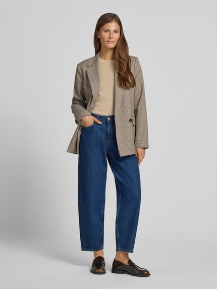 Vrouwenmodel draagt Barrel Jeans aus reiner Baumwolle Modell 'Stine' van Marc O'Polo DENIM in donkerblauw, Ganzkörperansicht van voren.