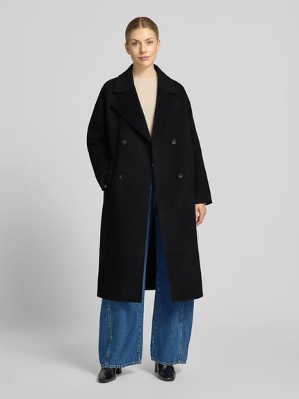 Vrouwenmodel draagt Relaxed Fit lange wollen jas met 2-knoopsluiting van zuiver wol van Milano Italy, steekzakken, reverskraag, maat 36, ruglengte 115 cm, schouderbreedte 45 cm, borstwijdte 56 cm, mouwlengte 55 cm, geheel aanzicht voorkant.