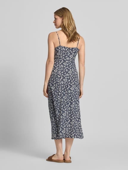 Modelka nosi Schmales Freizeitkleid aus reiner Viskose Modell 'NELLY' od Only, niebieski wzór animal print, długość midi, krój slim fit, popelina, ramiączka spaghetti, widok całej sylwetki z tyłu