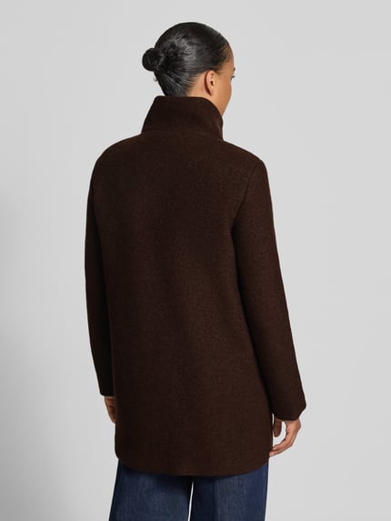 Männermodel trägt Regular Fit Jacke aus Woll-Mix von FUCHS SCHMITT, Farbe braun, strukturierte Textur, stójka, wpuszczane kieszenie, listwa guzikowa, długość tyłu w rozmiarze 36: 82 cm, szerokość ramion w rozmiarze 36: 44 cm, szerokość klatki piersiowej w rozmiarze 36: 51 cm, długość rękawów w rozmiarze 36: 64 cm, ganzkörperansicht rückansicht.