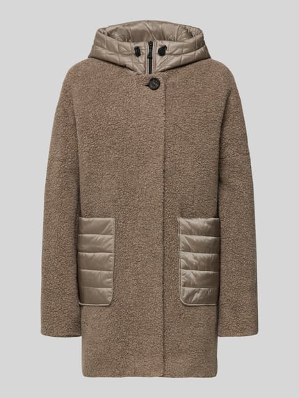 Produktfoto, Teddyjacke aus Woll-Mix mit Kapuze und aufgesetzten Taschen von Gil Bret, brązowy kolor, krój regular fit, tekstura pluszu, kaptur z troczkiem, zamek, naszywane kieszenie, długość pleców w rozmiarze 36: 83 cm, szerokość ramion w rozmiarze 36: 48 cm, szerokość w biuście w rozmiarze 36: 52 cm, długość rękawa w rozmiarze 36: 66 cm