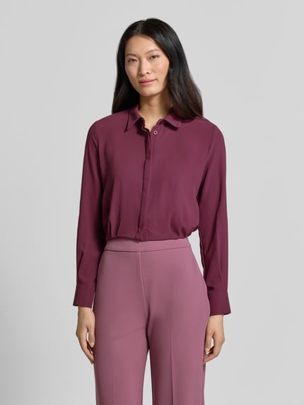 Vrouwenmodel draagt Blusenshirt met Umlegekragen van Rinascimento in paars, lange mouwen, rechte fit, knoopsluiting, vooraanzicht bovenlichaam.