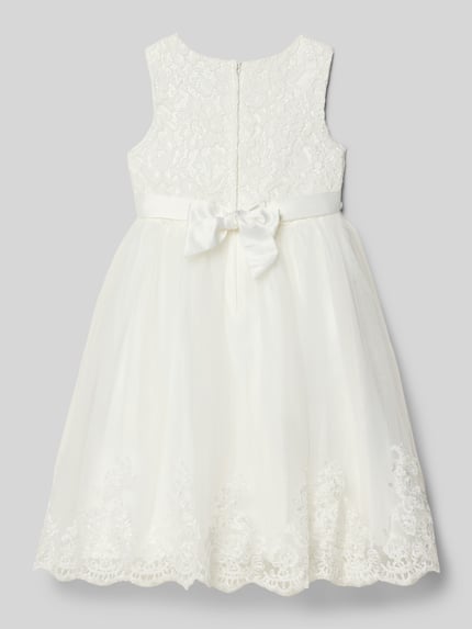 Mädchen trägt Knielanges Kleid mit Rundhalsausschnitt von Happy Girls, taillierter Schnitt, ausgestellte Rockpartie, Nahtreißverschluss, Rückenlänge 84 cm, Größe 134, Ganzkörperansicht Rückansicht.