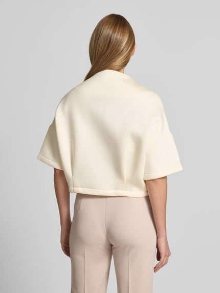 Vrouwenmodel draagt Jacke mit 1/2-Arm und Reißverschlusstaschen van Rinascimento, crèmekleur, rechte fit, viscosemix, detailopname rug, 1/2-mouw, zijritszakken. Ganzkörperansicht Rückansicht.